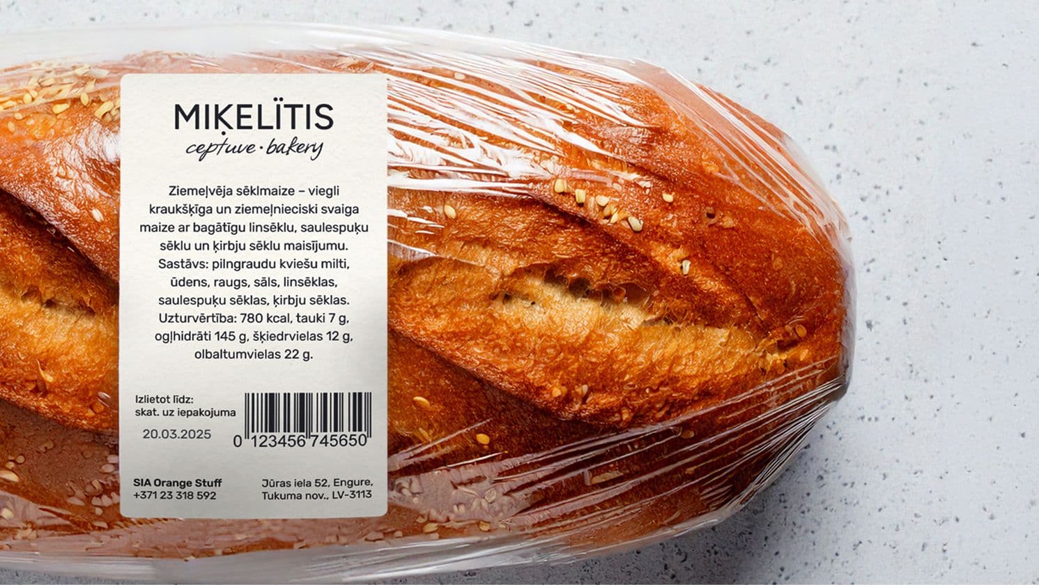Maizes klaips ar bēšīgu Miķelītis etiķeti
